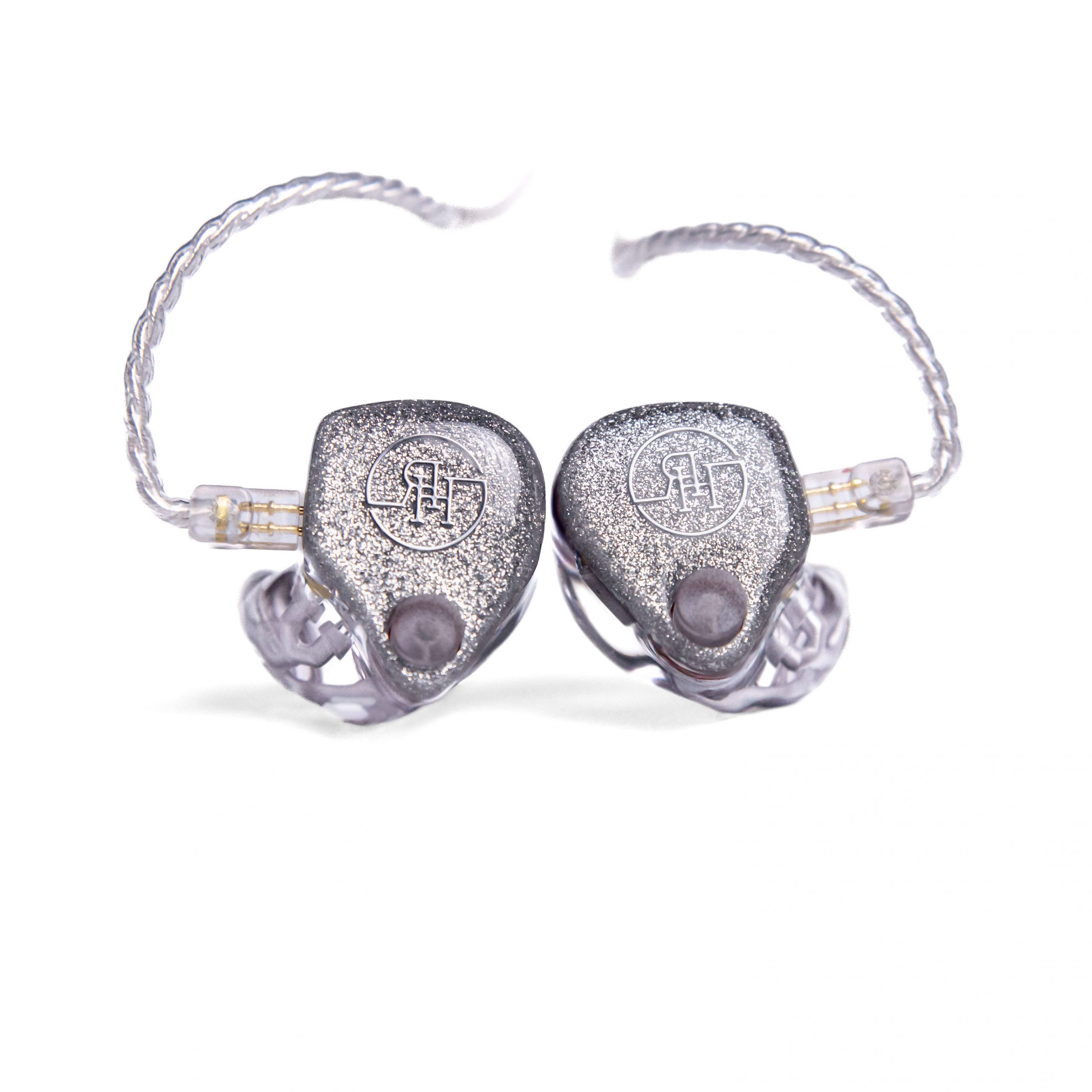 Silberne In-Ear-Monitore von RH Acoustics mit Glitzer-Faceplates und transparentem Kabel